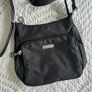 Baggallini black zip pocket crossbody bag - like new!